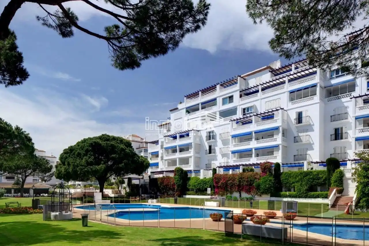Außenansicht von Wohnung zur Miete in Marbella mit Klimaanlage, Terrasse und Schwimmbad