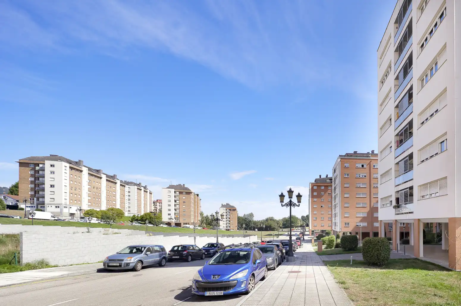 Aparcament de Pis en venda en Oviedo  amb Calefacció, Parquet i Terrassa
