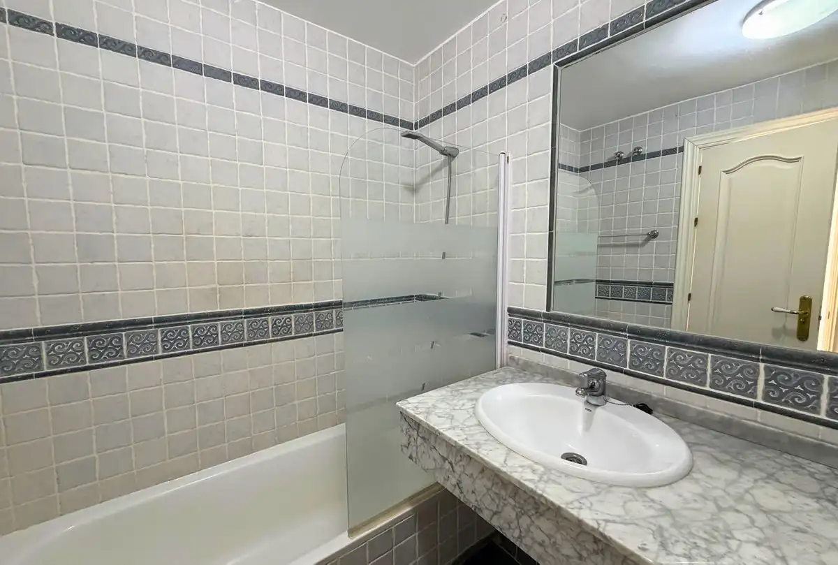 Bany de Àtic en venda en Marbella amb Terrassa