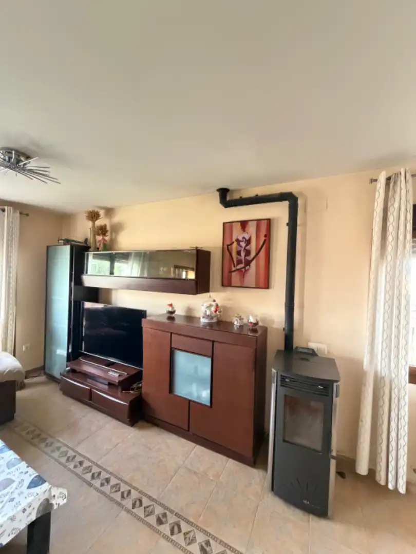 Sala de estar de Casa adosada en venta en Valverde del Majano con Calefacción, Jardín privado y Horno