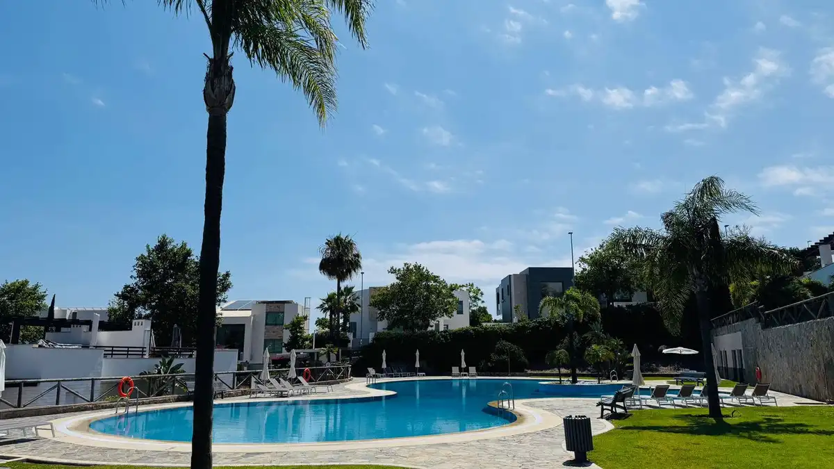 Piscina de Dúplex en venda en Marbella amb Aire condicionat, Calefacció i Piscina