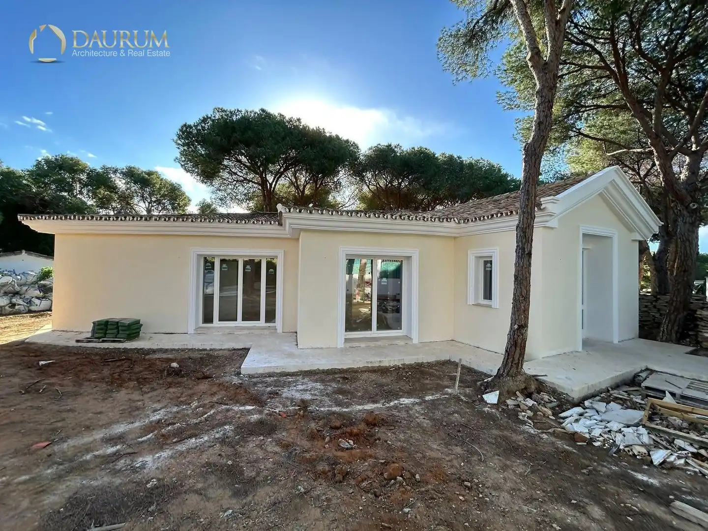 Vista exterior de Casa o xalet en venda en Marbella amb Aire condicionat i Jardí privat