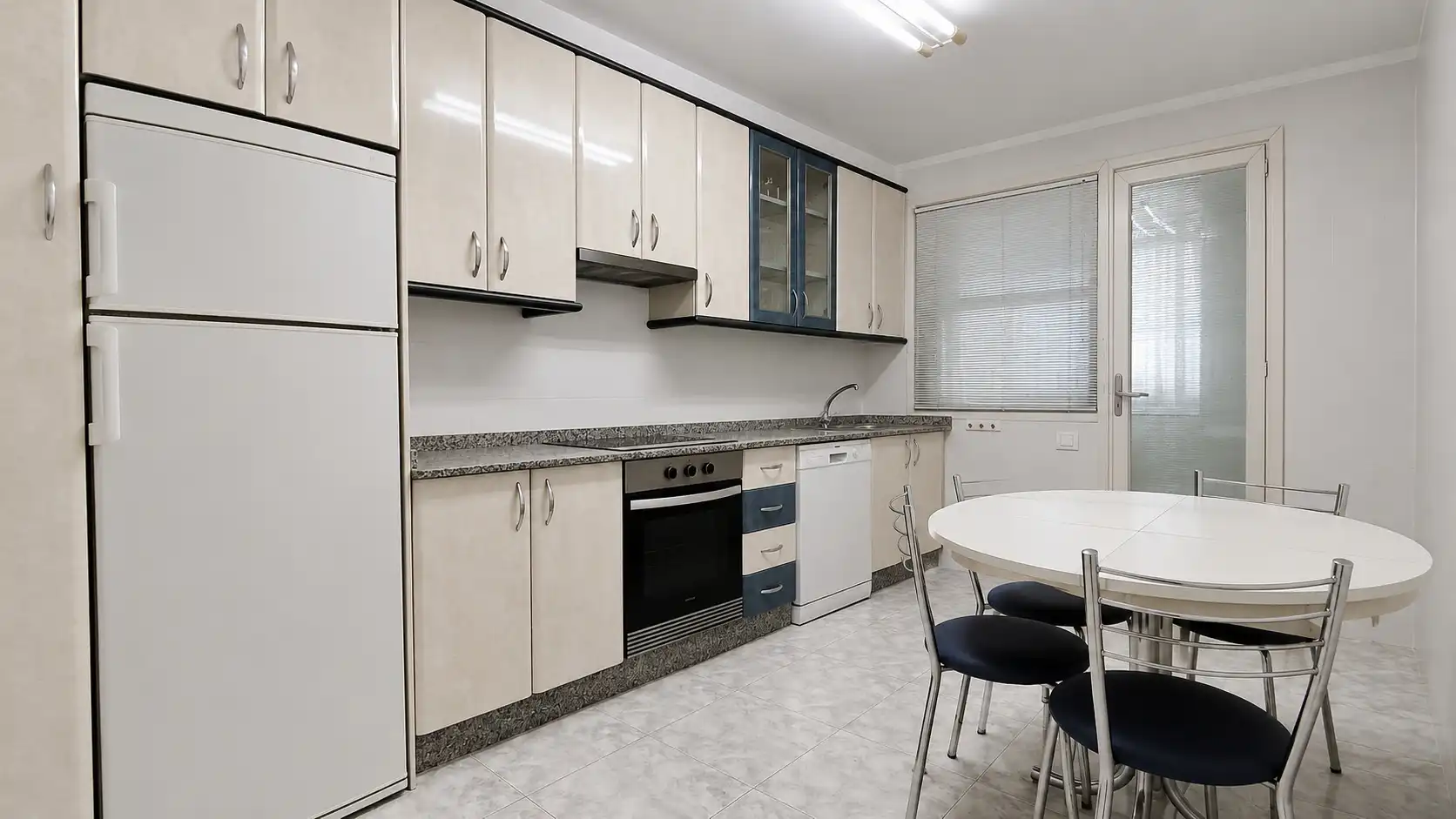 Cocina de Piso en venta en Vigo  con Calefacción, Parquet y Amueblado