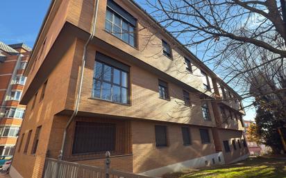 Vista exterior de Apartament en venda en León Capital  amb Calefacció, Parquet i Moblat