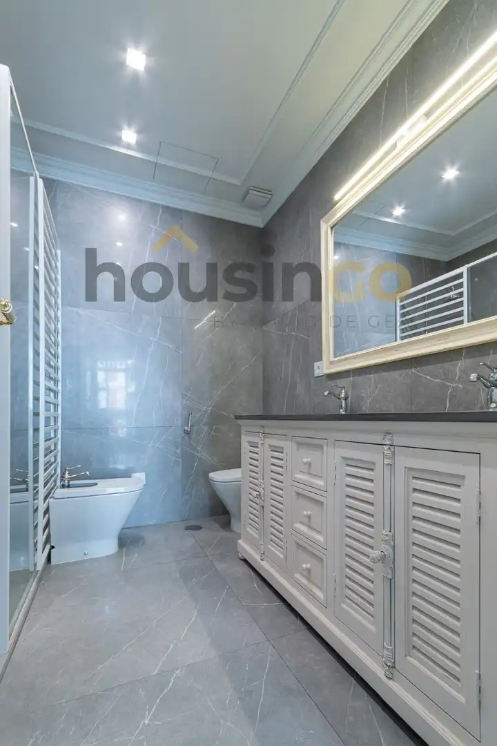 Bathroom of Flat for rent in Madrid  with Air Conditioner, Heating and Terrace