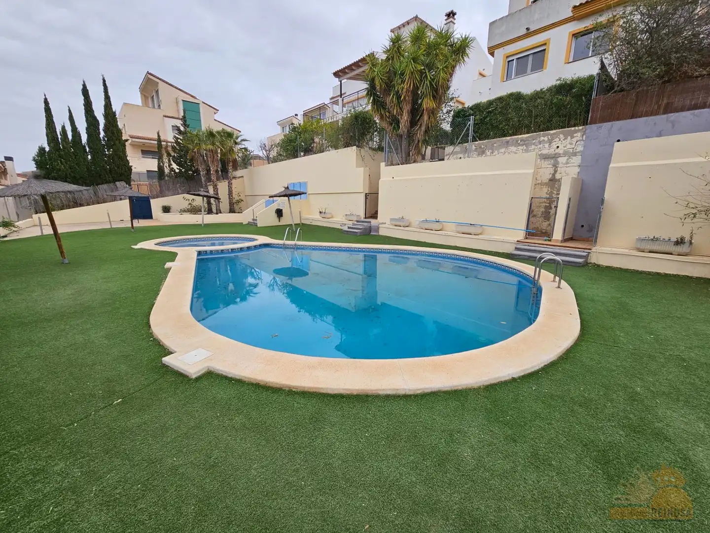 Schwimmbecken von Einfamilien-Reihenhaus zum Verkauf in Molina de Segura mit Klimaanlage, Heizung und Privatgarten