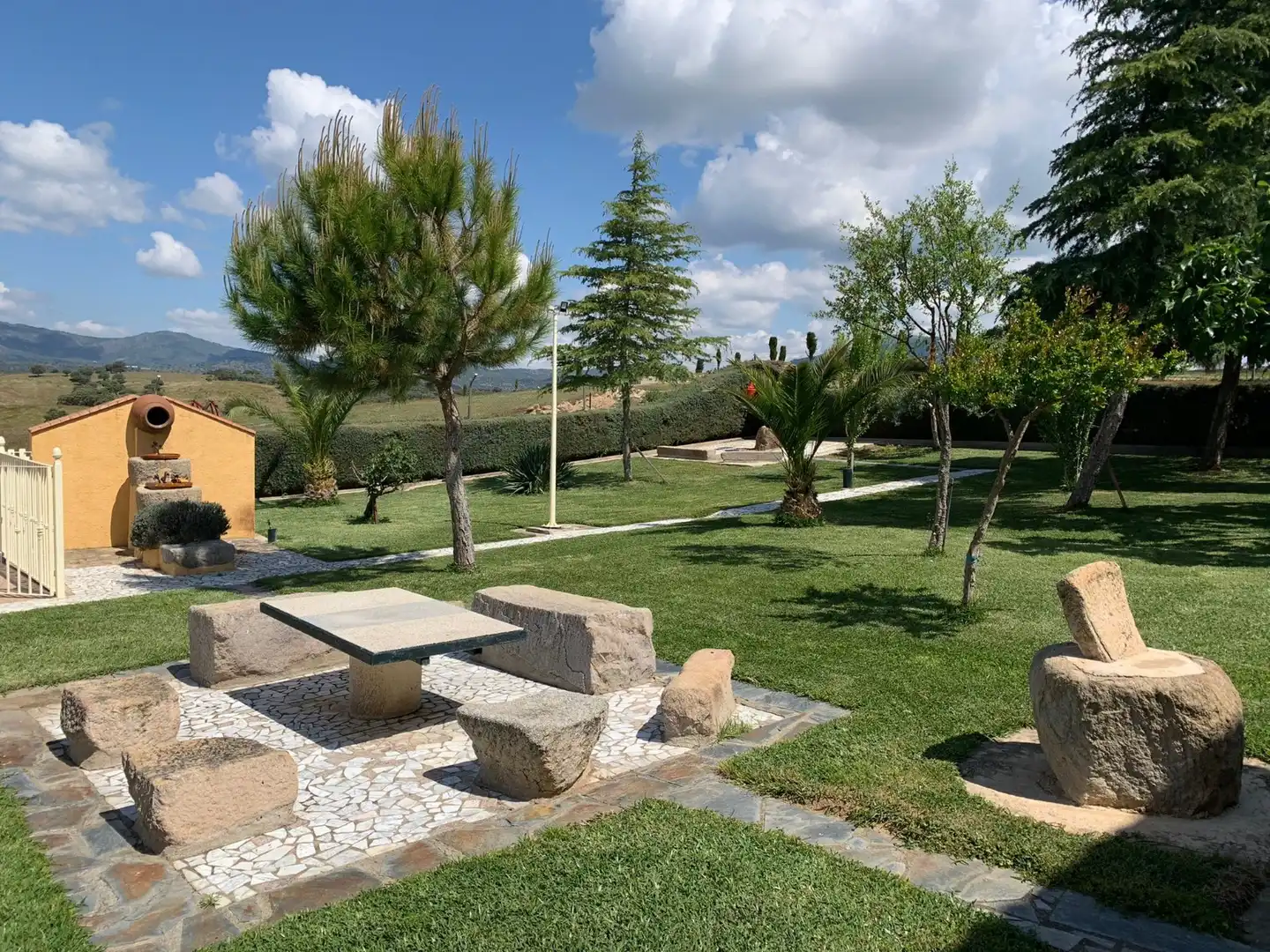 Jardí de Finca rústica en venda en Almoharín amb Aire condicionat, Terrassa i Moblat