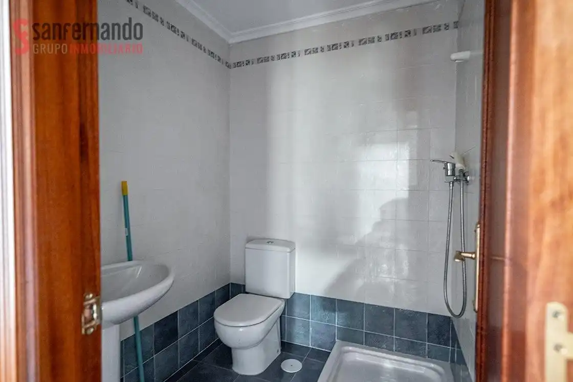Baño de Piso en venta en Torrelavega  con Terraza y Balcón