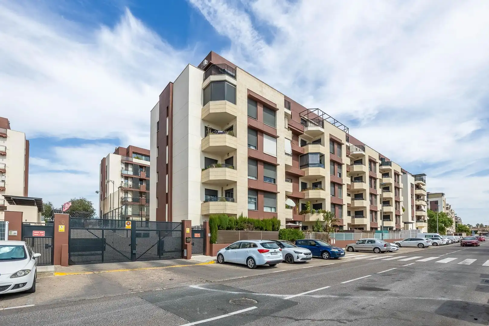 Vista exterior de Piso en venta en Mairena del Aljarafe con Aire acondicionado, Terraza y Trastero