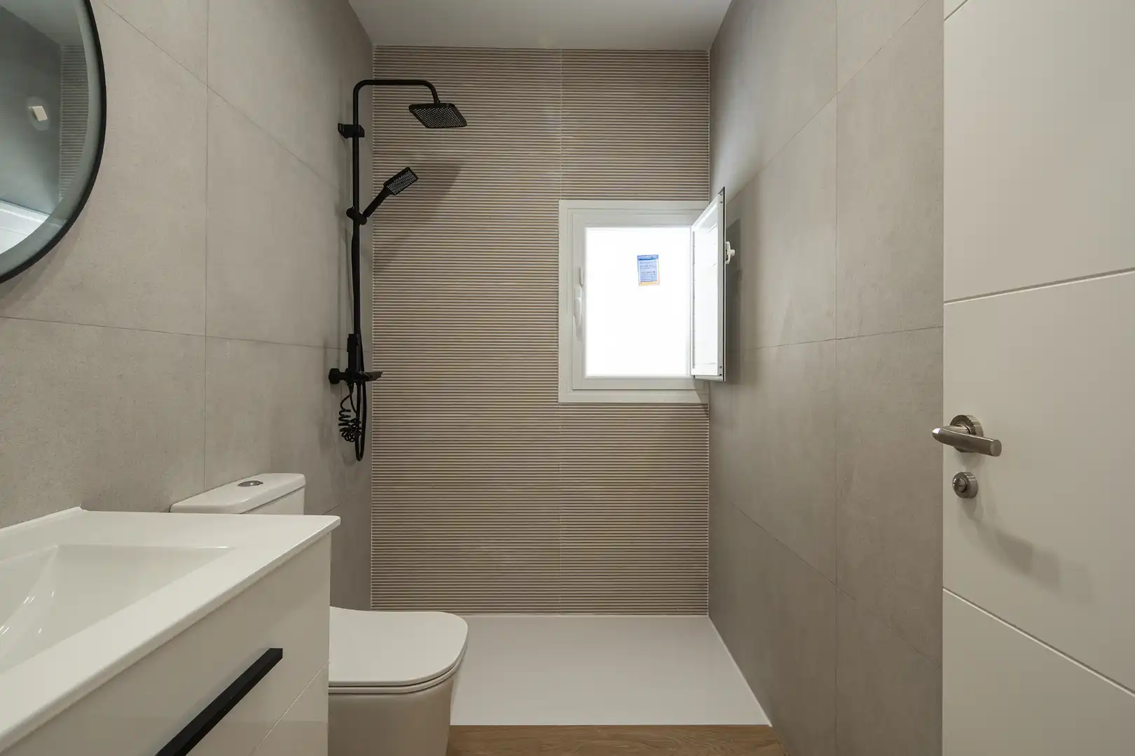 Baño de Piso en venta en Granada con Horno, Lavadora y TV