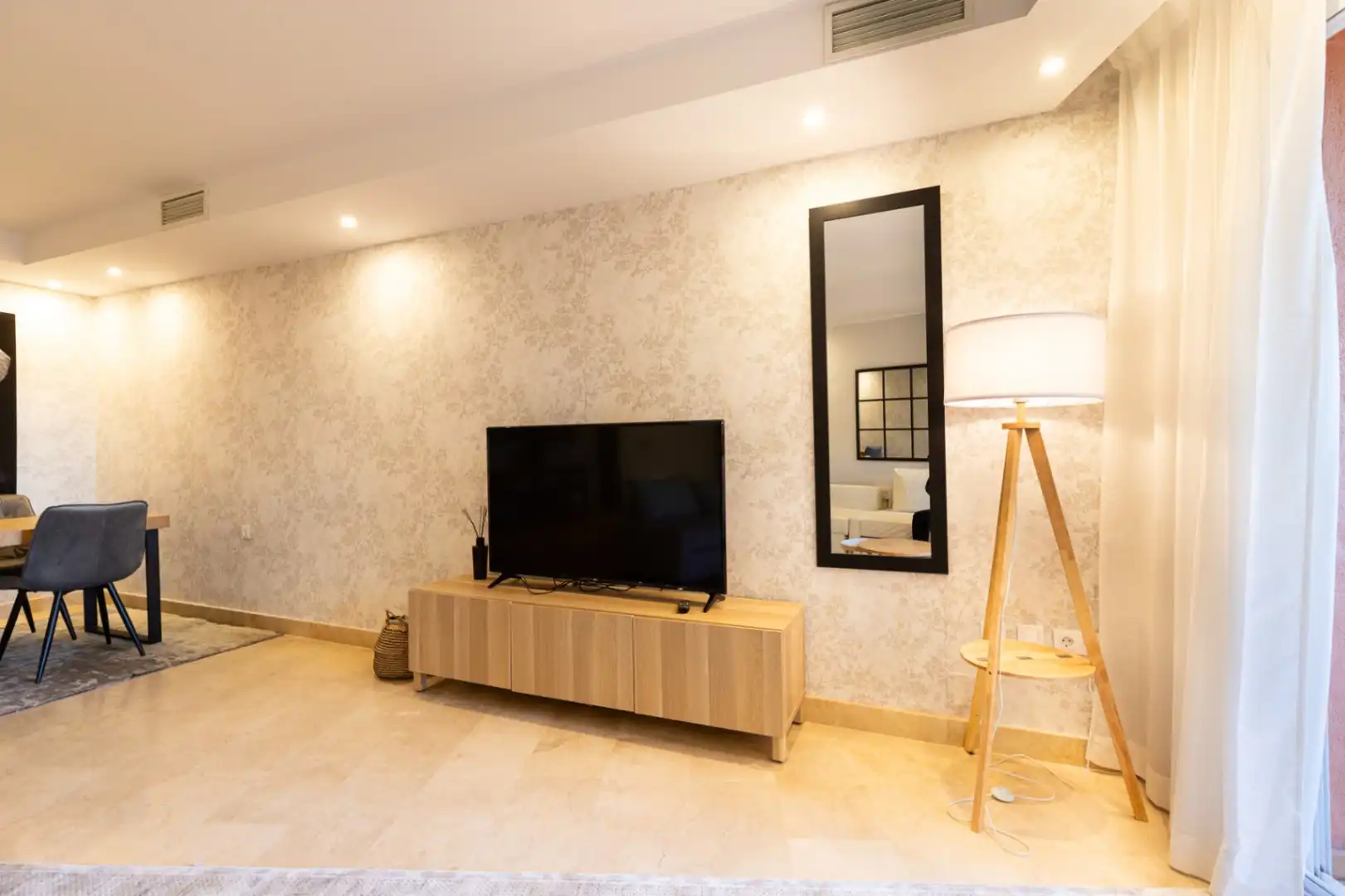 Wohnzimmer von Wohnungen zur Miete in Marbella mit Klimaanlage, Heizung und Terrasse