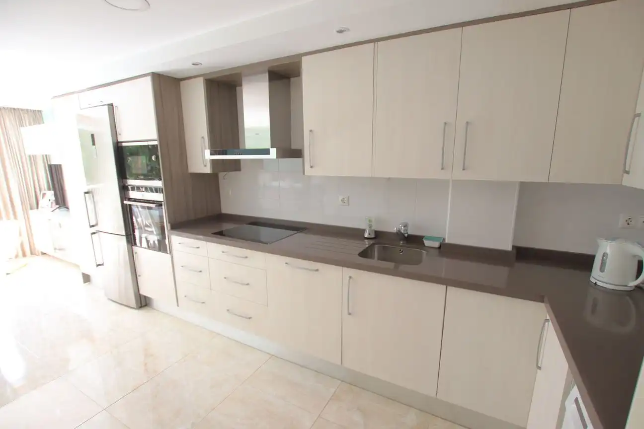 Cocina de Apartamento en venta en Benidorm con Aire acondicionado, Calefacción y Jardín privado
