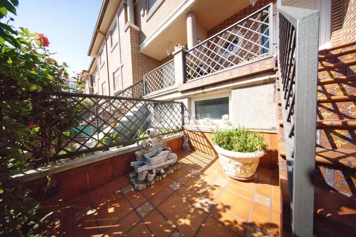 Terrassa de Casa adosada en venda en Laguna de Duero amb Calefacció, Parquet i Balcó