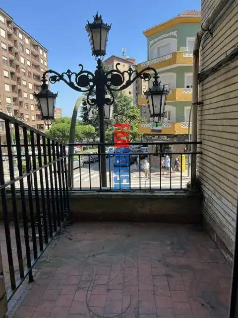Vista exterior de Pis en venda en Oviedo  amb Calefacció, Terrassa i Traster