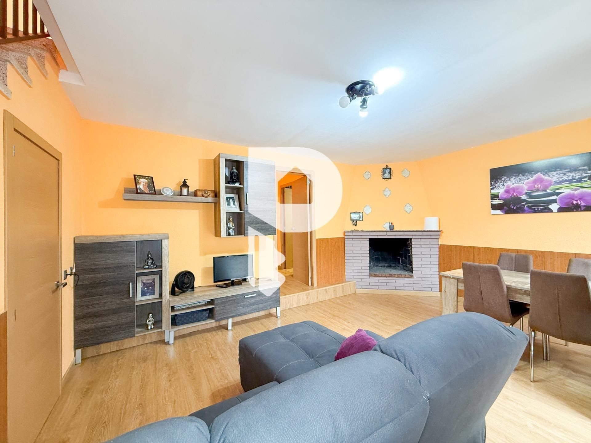 Sala d'estar de Casa o xalet en venda en Vallirana amb Jardí privat, Parquet i Terrassa