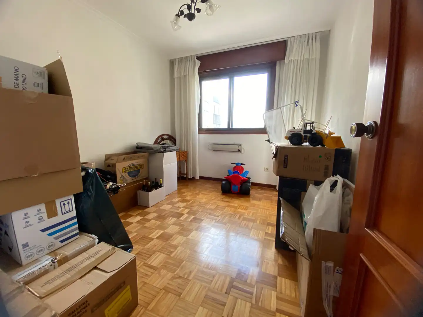 Dormitori de Pis en venda en Vigo  amb Calefacció, Parquet i Terrassa