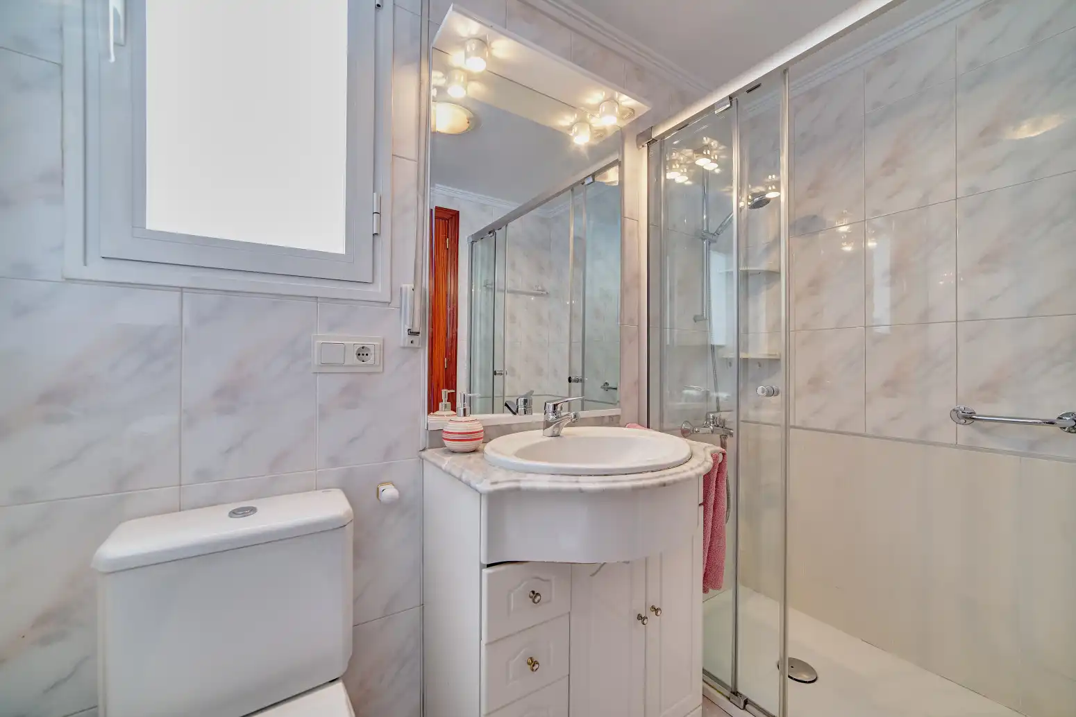 Baño de Piso en venta en Burlada / Burlata con Calefacción, Parquet y Terraza