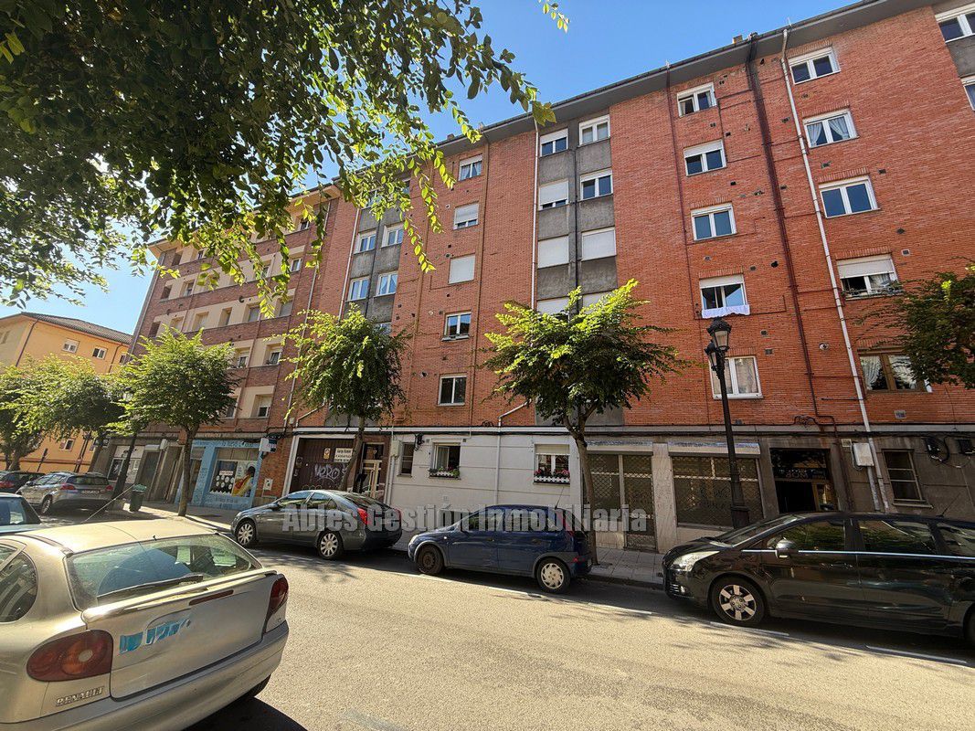 Vista exterior de Pis en venda en Oviedo  amb Parquet i Traster