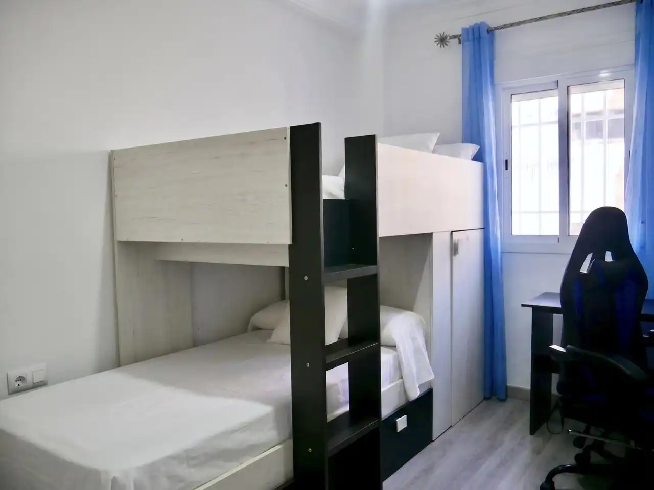 Bedroom of Flat for sale in La Rinconada  with Air Conditioner, Parquet flooring and Terrace