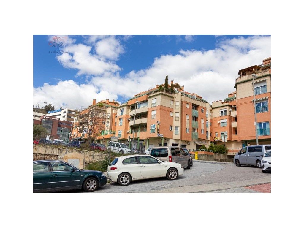 Vista exterior de Àtic en venda en  Granada Capital amb Aire condicionat, Calefacció i Jardí privat