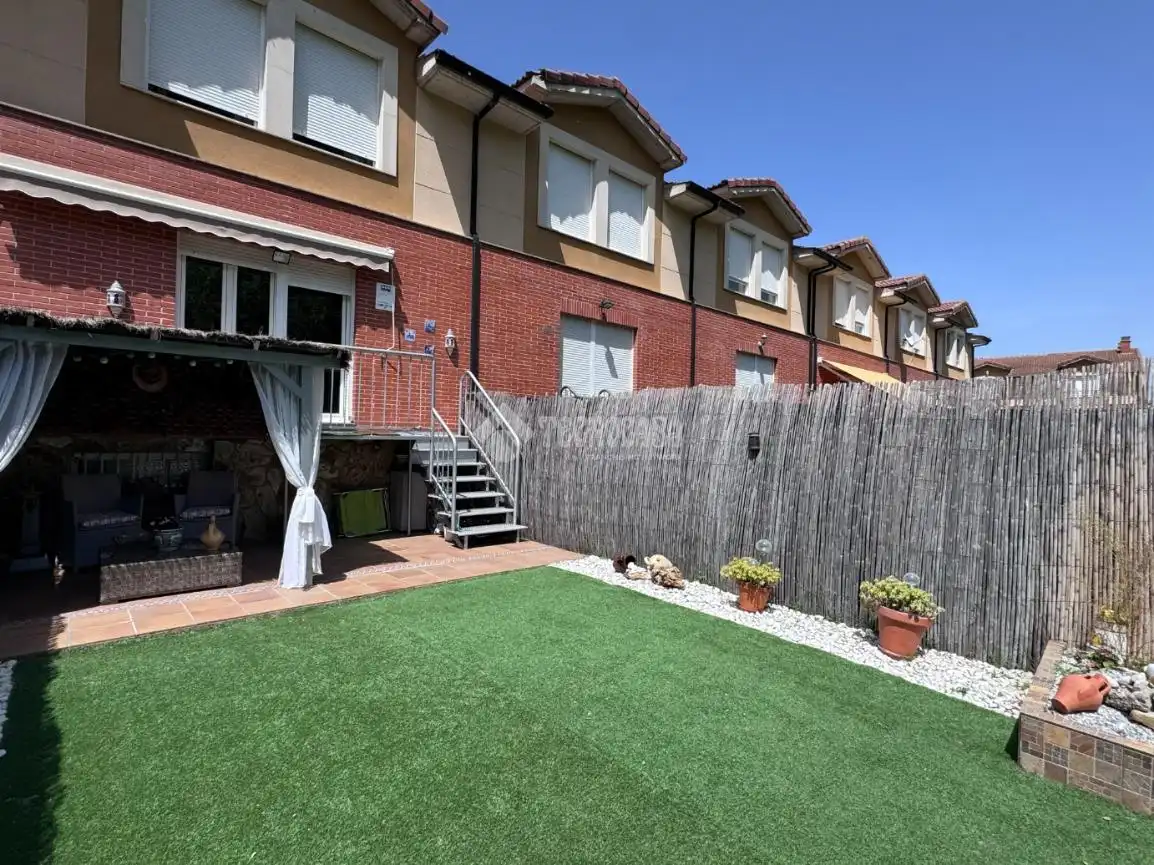 Terraza de Casa adosada en venta en Valdefresno con Calefacción, Parquet y Piscina comunitaria