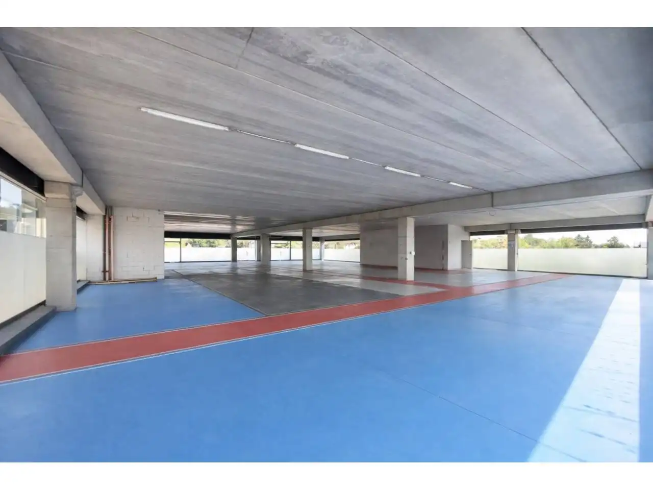 Parkplatz von Fabrikhallen zum Verkauf in Gurb