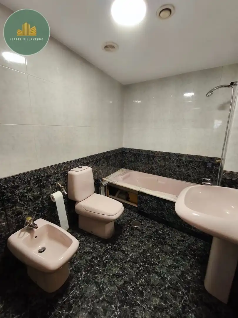Badezimmer von Wohnung zum Verkauf in A Coruña Capital  mit Heizung und Abstellraum