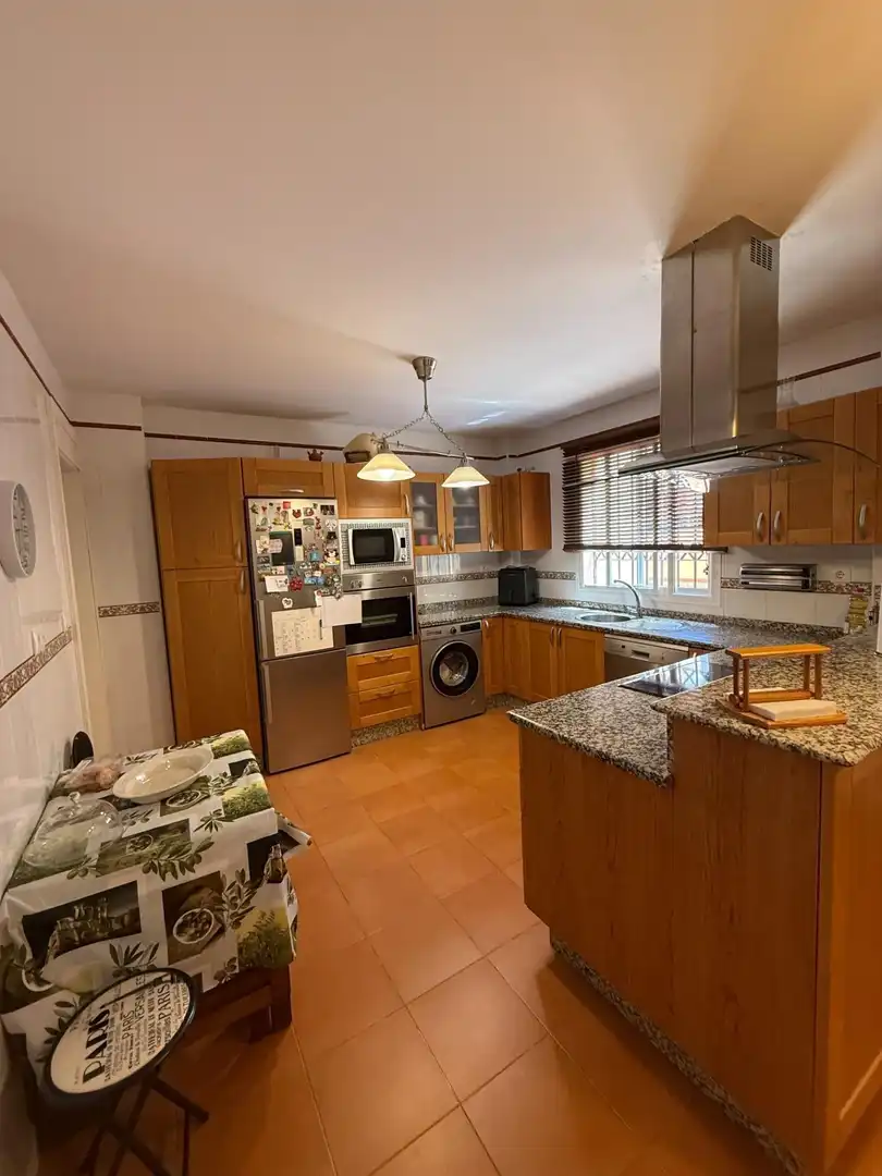 Cuina de Casa adosada en venda en Bollullos de la Mitación amb Jardí privat