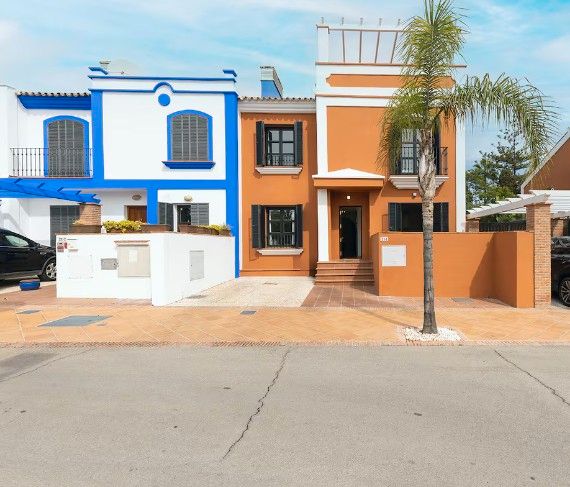 Vista exterior de Casa adosada en venda en Marbella amb Aire condicionat, Calefacció i Terrassa