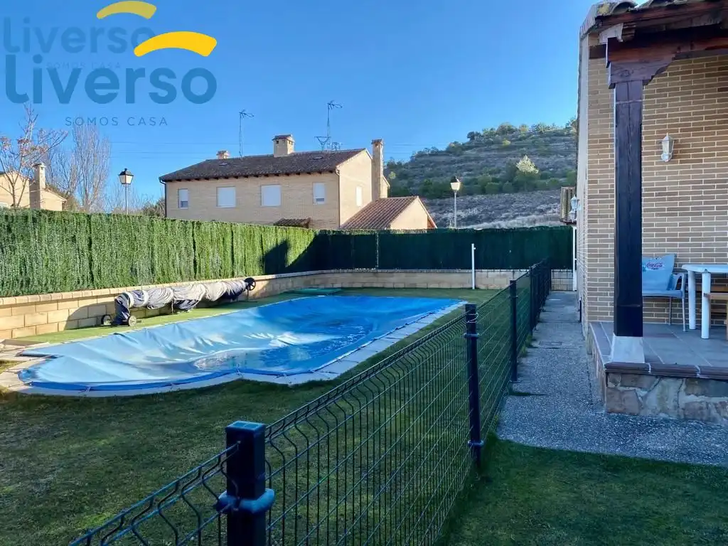 Piscina de Casa o xalet en venda en Milagros amb Calefacció, Jardí privat i Parquet
