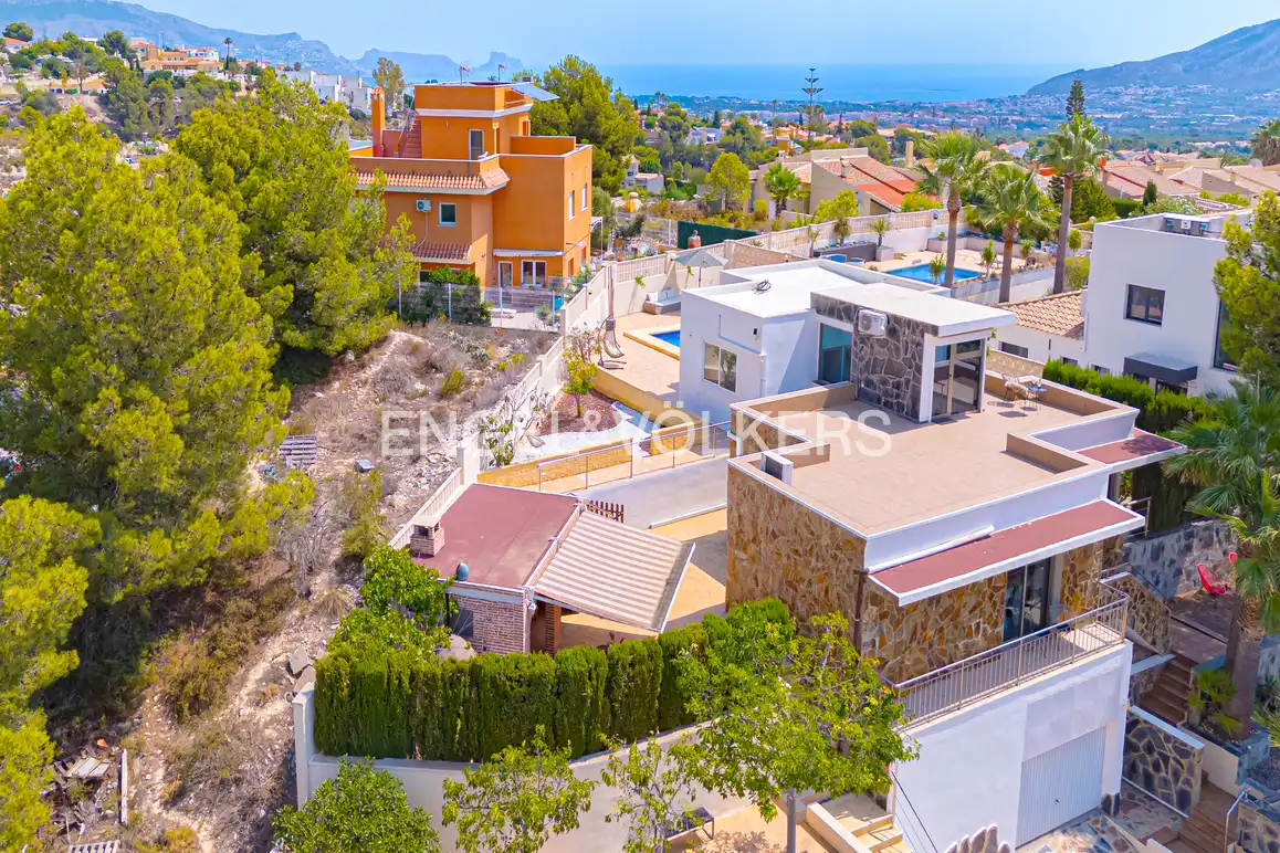 Vista exterior de Casa o chalet en venta en La Nucia con Aire acondicionado, Jardín privado y Piscina