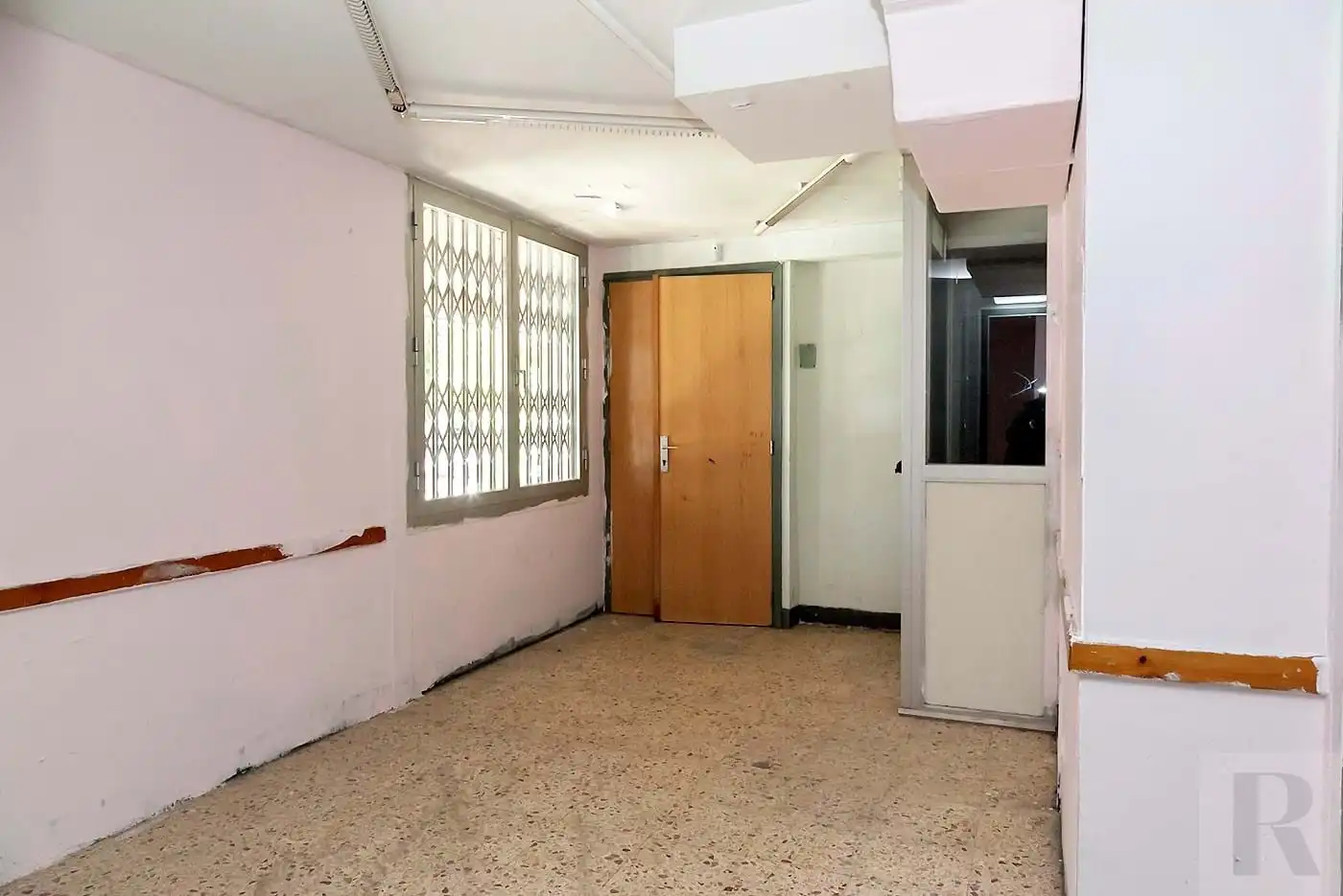 Oportunidad única de adquirir un local comercial en Barcelona con dos plantas, 228 m de superficie y sistema de seguridad. Ideal p, imatge 3