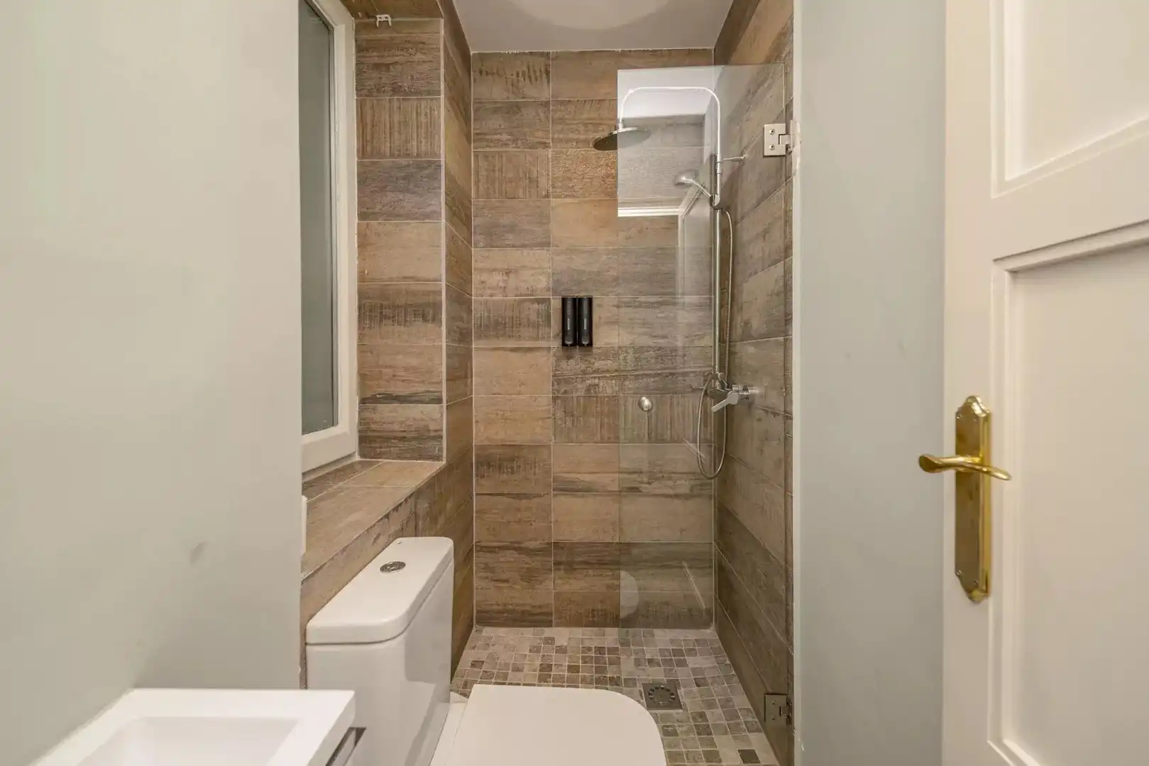 Bathroom of Flat for rent in Madrid  with Air Conditioner, Heating and Terrace
