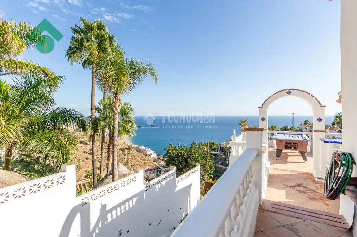Vista exterior de Casa o xalet en venda en Almuñécar amb Terrassa, Piscina i Balcó
