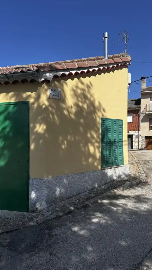 Vista exterior de Casa adosada en venda en Cerezo de Abajo amb Parquet