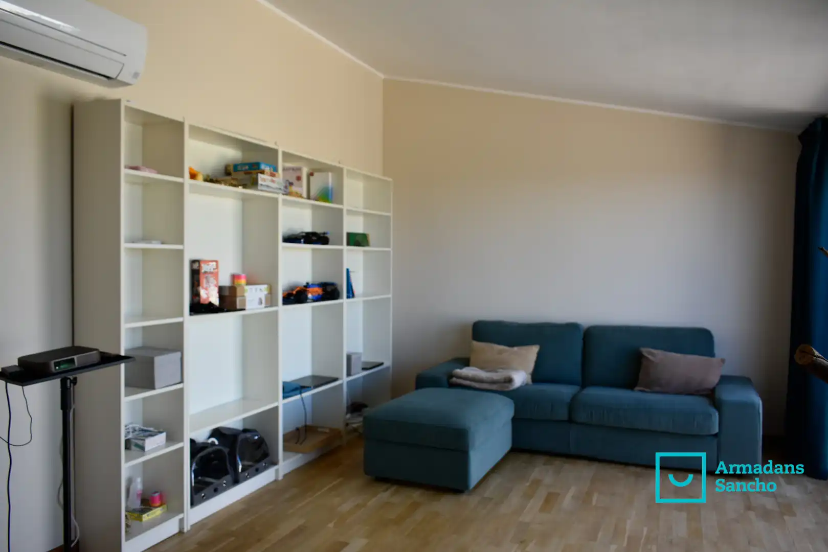 Wohnzimmer von Einfamilien-Reihenhaus zum Verkauf in Tiana mit Klimaanlage, Heizung und Privatgarten