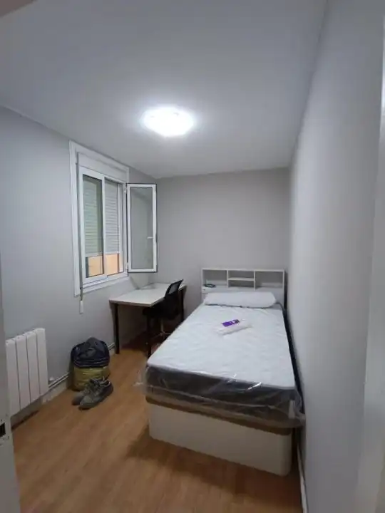 Dormitori de Pis per a compartir en Ourense Capital  amb Calefacció i Moblat