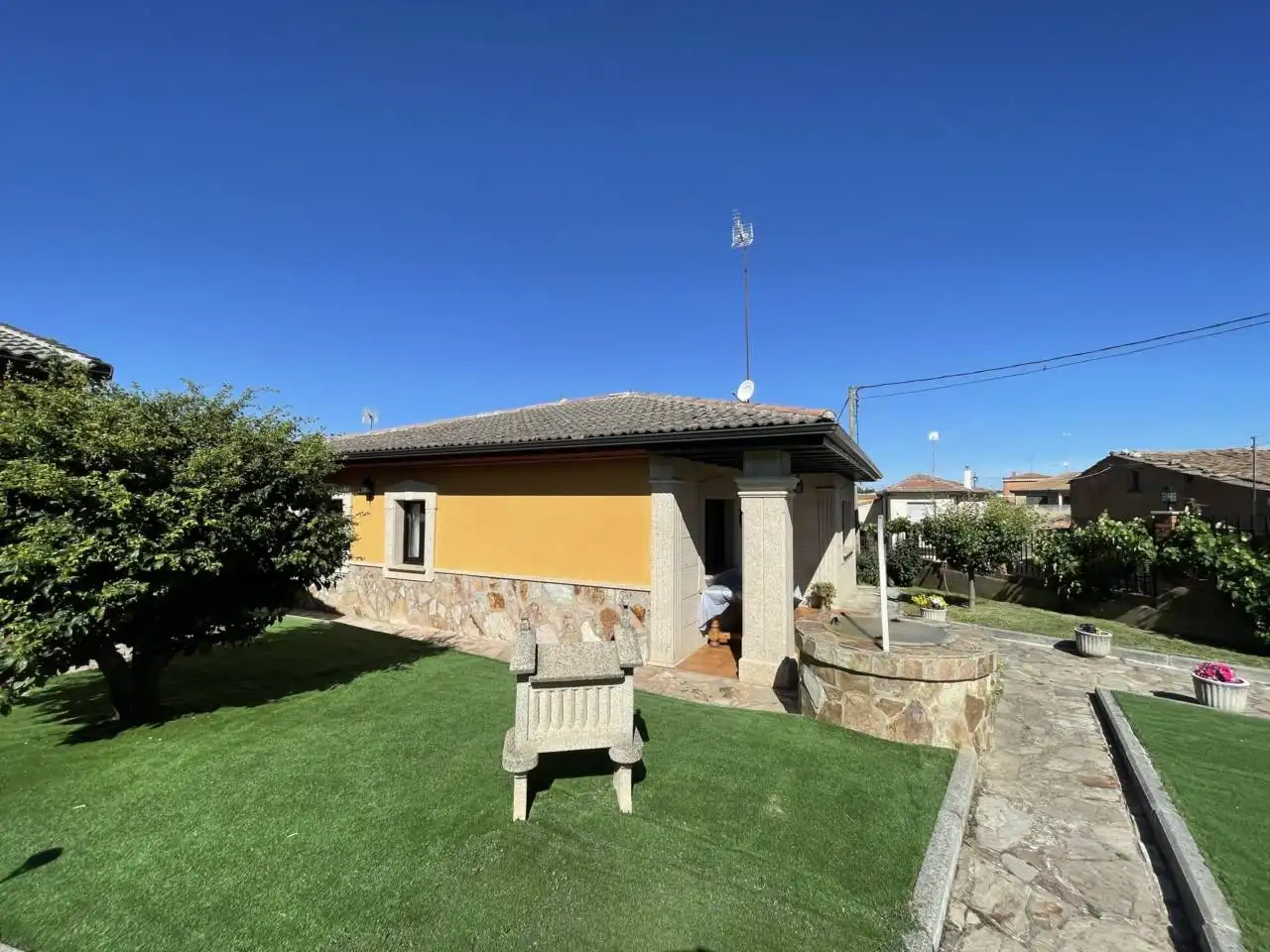 Exterior view of Houses for sale in Andavías  with Air Conditioner, Heating and Private garden