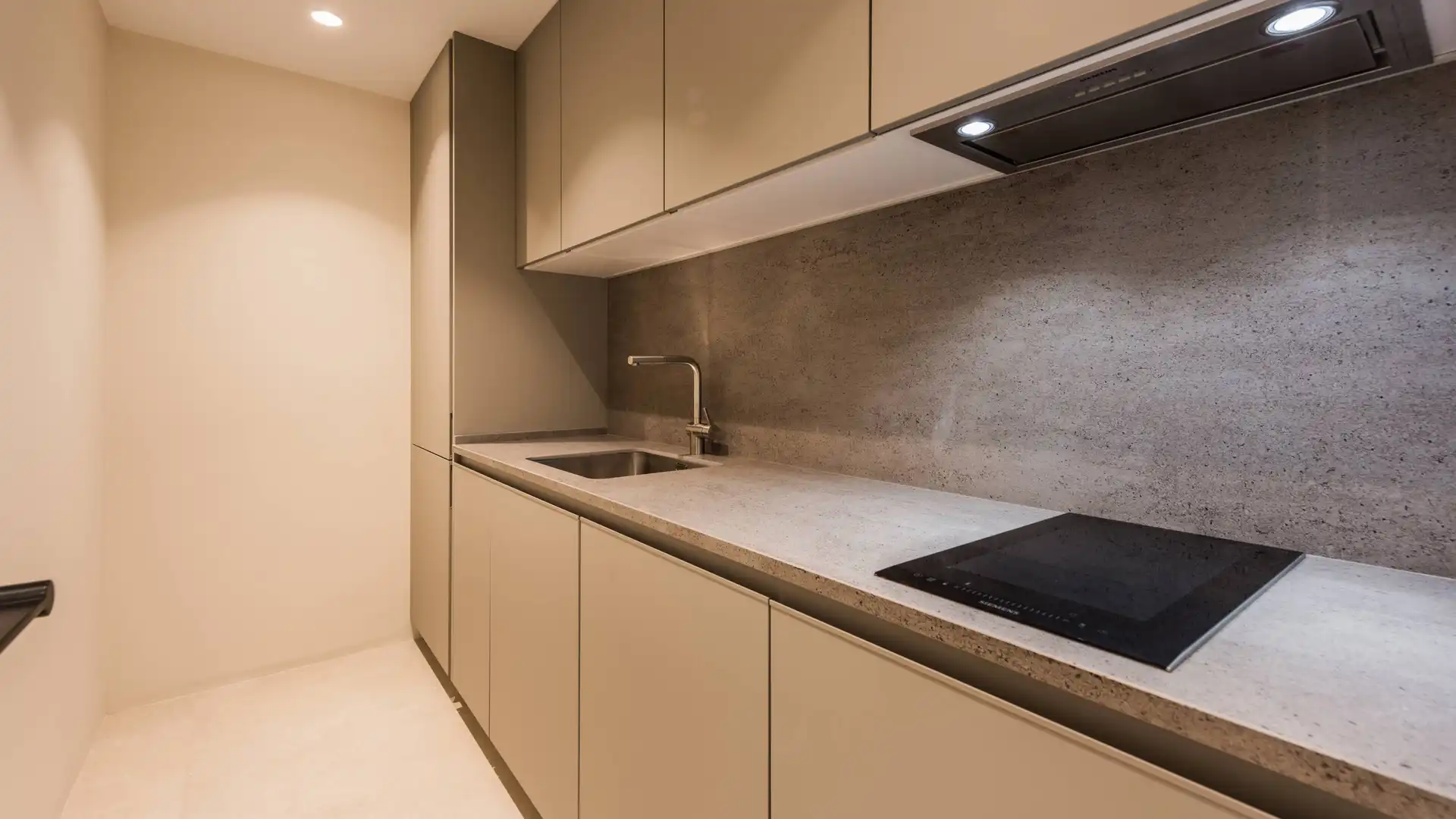 Cuina de Àtic en venda en Marbella amb Aire condicionat, Jardí privat i Terrassa