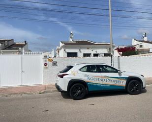 Vista exterior de Casa o xalet en venda en Torrevieja amb Aire condicionat, Jardí privat i Piscina