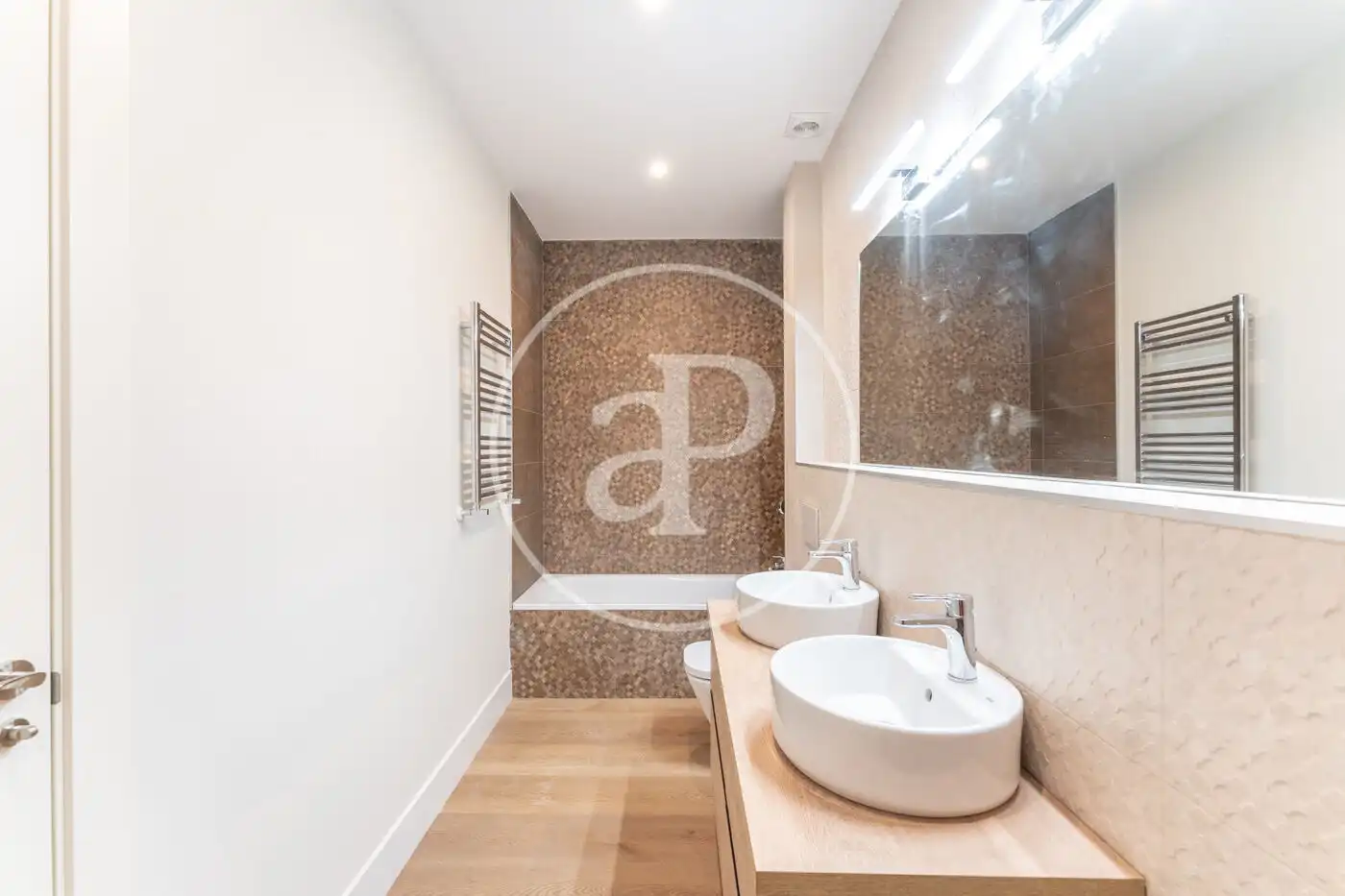 Bathroom of Flat for sale in Madrid  with Air Conditioner, Heating and Storage room