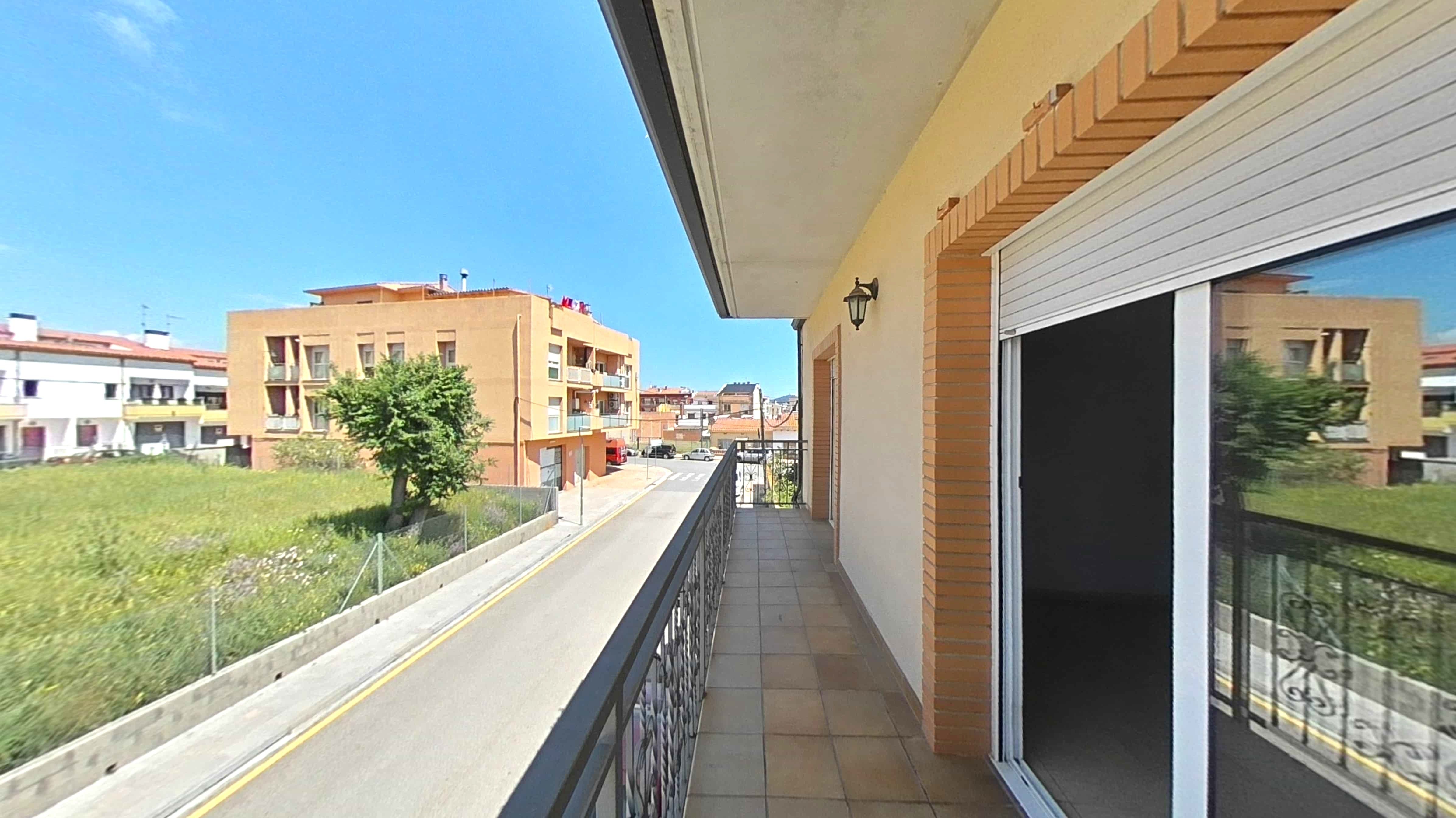 Vista exterior de Casa adosada en venda en Palafolls amb Calefacció, Terrassa i Balcó