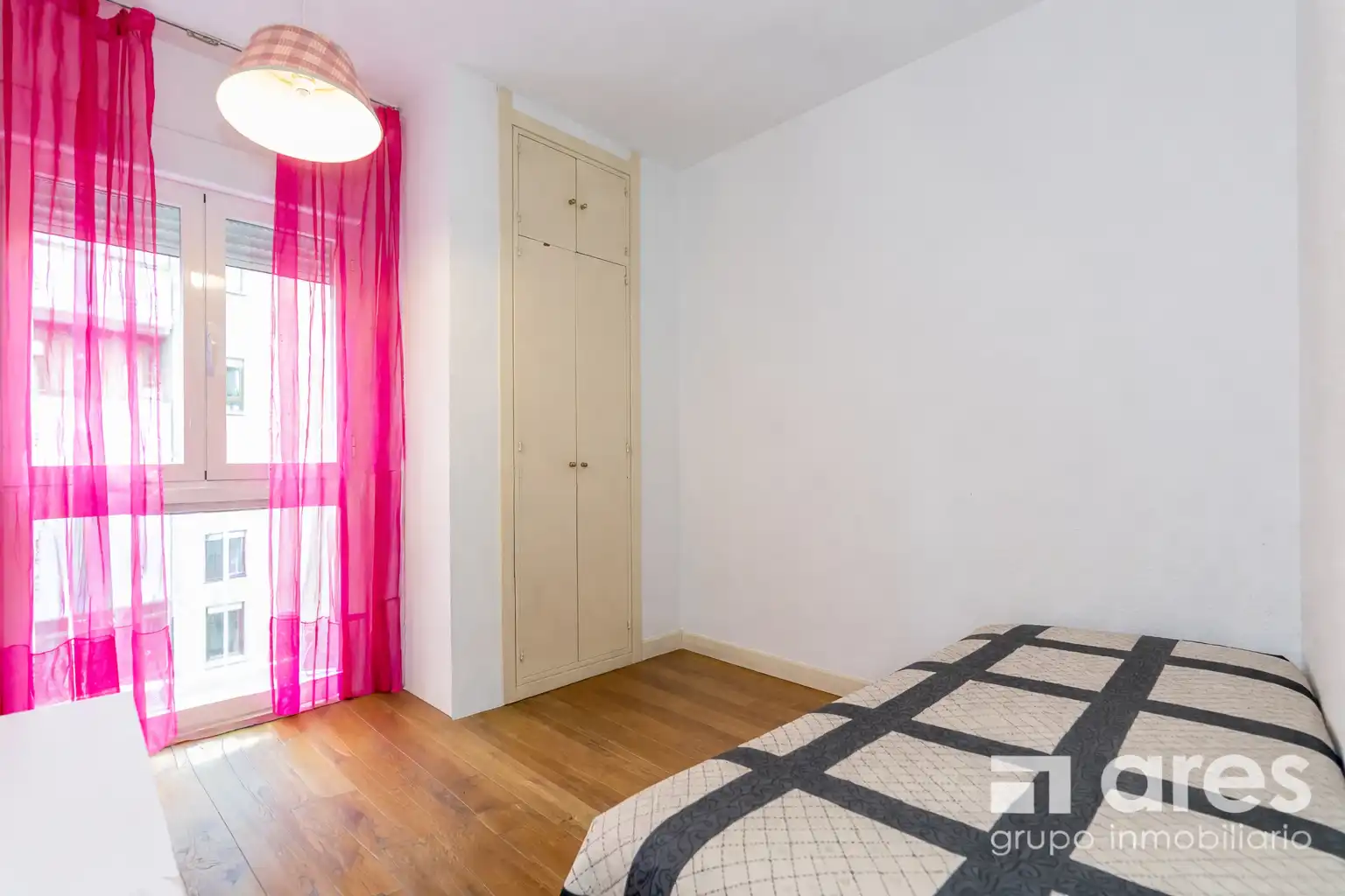 Bedroom of Flat for sale in Madrid  with Air Conditioner, Heating and Private garden