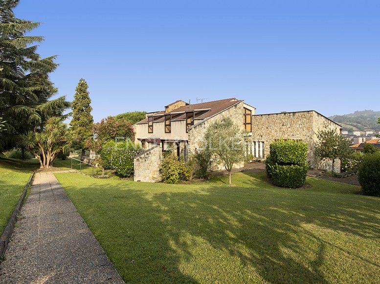 Jardí de Casa o xalet en venda en Oviedo  amb Calefacció, Jardí privat i Parquet