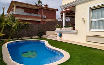 Swimming pool of House or chalet for sale in Premià de Dalt  with Air Conditioner, Terrace and Swimming Pool