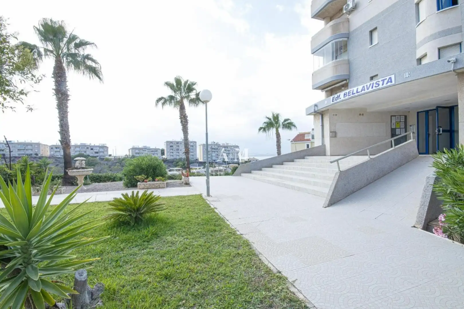 Vista exterior de Estudi en venda en Torrevieja amb Aire condicionat, Calefacció i Piscina
