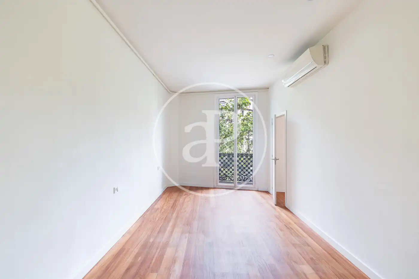 Wohnzimmer von Wohnung zum Verkauf in Barcelona mit Klimaanlage, Heizung und Balkon