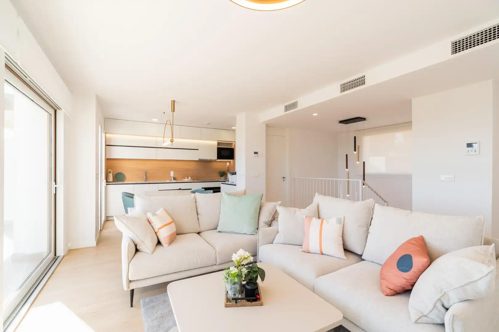 Sala d'estar de Casa adosada en venda en La Nucia amb Aire condicionat, Jardí privat i Terrassa