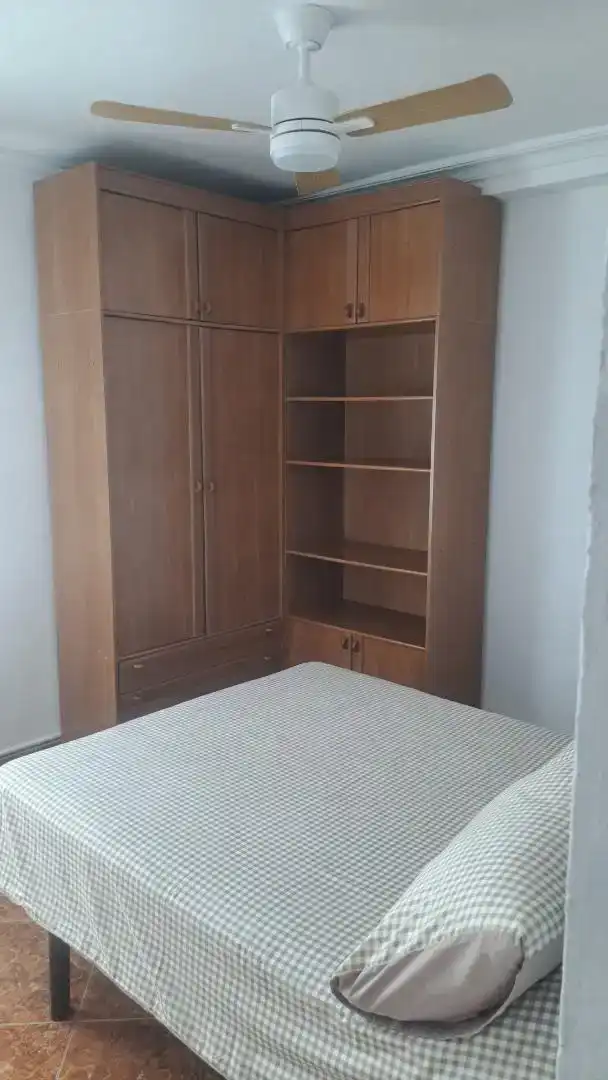 Schlafzimmer von Wohnung zur Miete in Sevilla mit Klimaanlage, Privatgarten und Möbliert