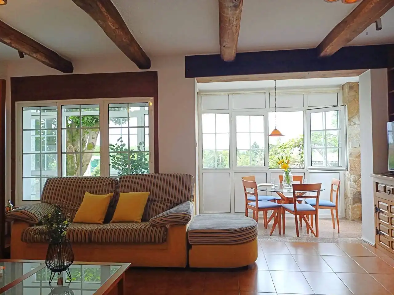 Sala de estar de Casa o chalet en venta en Oleiros con Calefacción